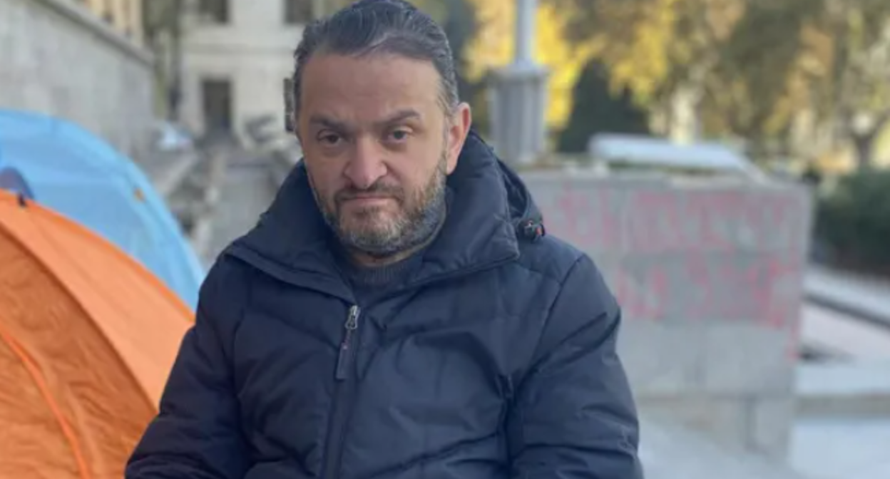 Gedevan Popkhadze. Screenshot from Interpressnews photo from November 23, 2025, https://www.interpressnews.ge/ka/article/855344-gedevan-popxaze-sxva-aktivistebtan-ertad-parlamenttan-shimshilobas-27-e-dgea-ganagrzobs