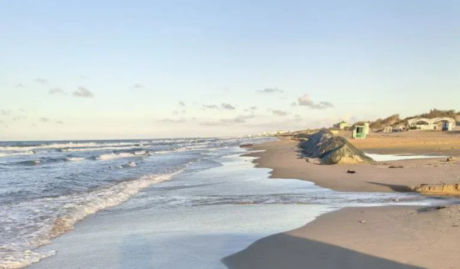 The shore near the mouth of the Mozhepsin River. Screenshot from a photo by the Krasnodar Krai Operational Headquarters from October 29, 2025, https://t.me/opershtab23/14351