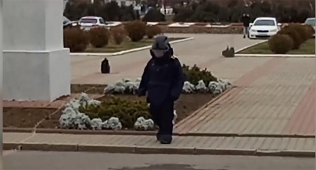 An FSB officer steps away from a backpack before it was destroyed. December 17, 2025. Screenshot from a Russian FSB video.