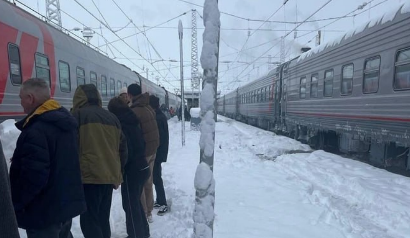 Passengers had to wait for hours for their flight. Screenshot from photo V1 from January 2, 2026, https://t.me/newsv1/88897