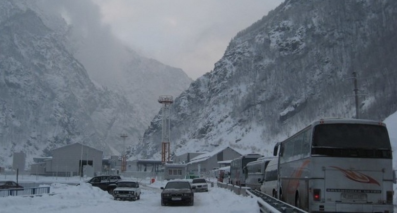Cars in front of Verkhniy Lars. Photo: North Ossetia Emergency Situations Ministry Directorate https://15.mchs.gov.ru/deyatelnost/press-centr/operativnaya-informaciya/5668115