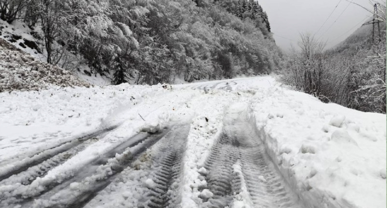 The road surface of the Transcaucasian Highway on the morning of January 9. Photo: South Ossetian Ministry of Emergency Situations / Telegram