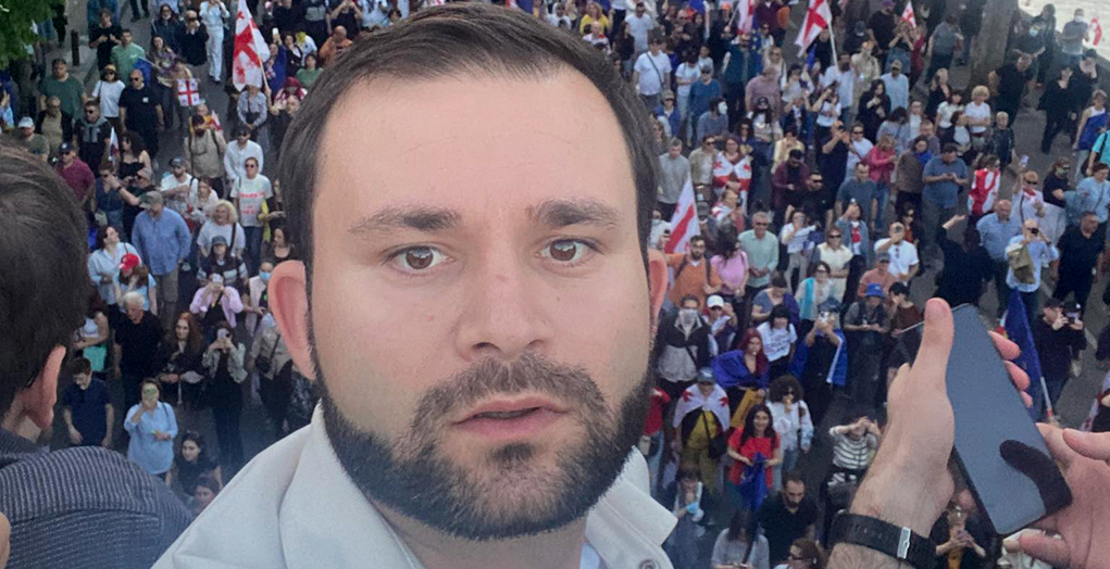 Giorgi Tsulaia's case of "blocking sidewalks" has been returned for further investigation. Photo/https://www.sakartvelosambebi.ge/ge/akhali-ambebi/trotuarze-dgomis-sakme-reagirebistvis-politsiis-departaments-gadaetsa