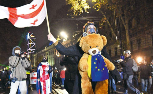 Nina Sander at a protest in Tbilisi. Pirveli TV / https://tvpirveli.ge/ka/siaxleebi/sazogadoeba/119033-tsikheshi-gashishvlebas-mtkhovdnen-nana-sanderi-shimshilobis-datskebas-aano