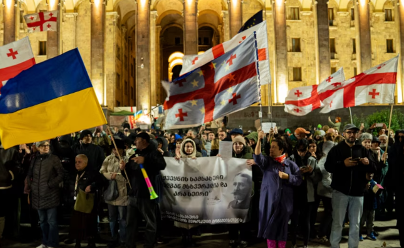 Proponents of European integration at a protest in Tbilisi on the 414th day of protests. Photo: TvPirveli / https://tvpirveli.ge/ka/siaxleebi/politika/119259-tsikhit-muqara-trotuarze-dgomis-gamo-tsesrigis-datsva-tu-samartlebrivi-absu