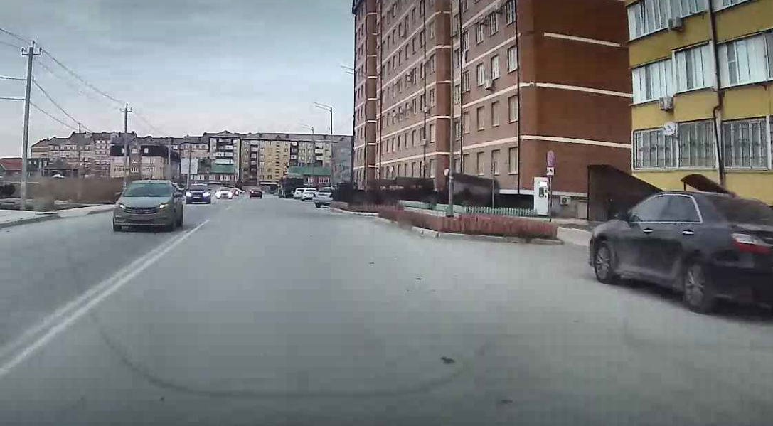 Bat'manova Street in Kaspiysk. Screenshot from Yandex.Maps, https://yandex.ru/maps/11008/kaspiysk/house/ulitsa_zeynudina_batmanova_22/YE4YcAZhSE0BQFpofXVxc31iYA==/?l=mrc&ll=47.611186%2C42.902114&mrc%5Bid%5D=2736766195&mrc%5BsegmentIndex%5D=18&z=16.74