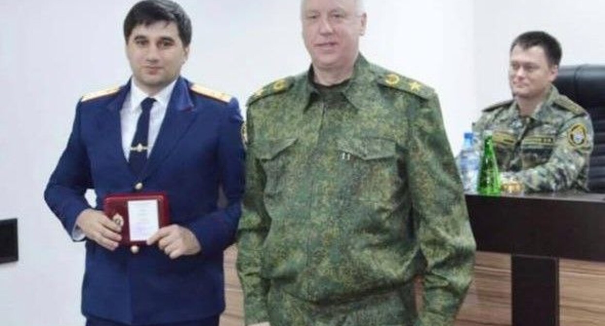 A shot of the awarding of the former head of the Buinaksky district, Ullubiy Khanmurzaev, to Bastrykin. Photo: Shamil Khadulaev / Telegram channel