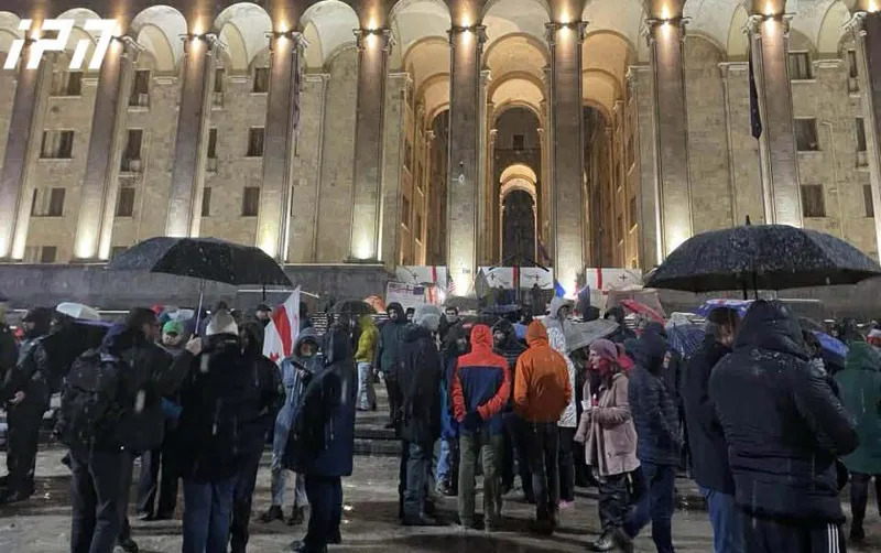 A still from the protest outside the Georgian Parliament for the 418th day in a row. Photo: Interpressnews / https://www.interpressnews.ge/ka/article/859766-parlamenttan-saprotesto-akcia-mimdinareobs