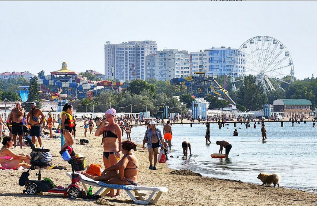 Tourists on the beach in Anapa. Screenshot from the "Makovozovy" Telegram channel, August 28, 2025, https://t.me/makovozovy/43587.