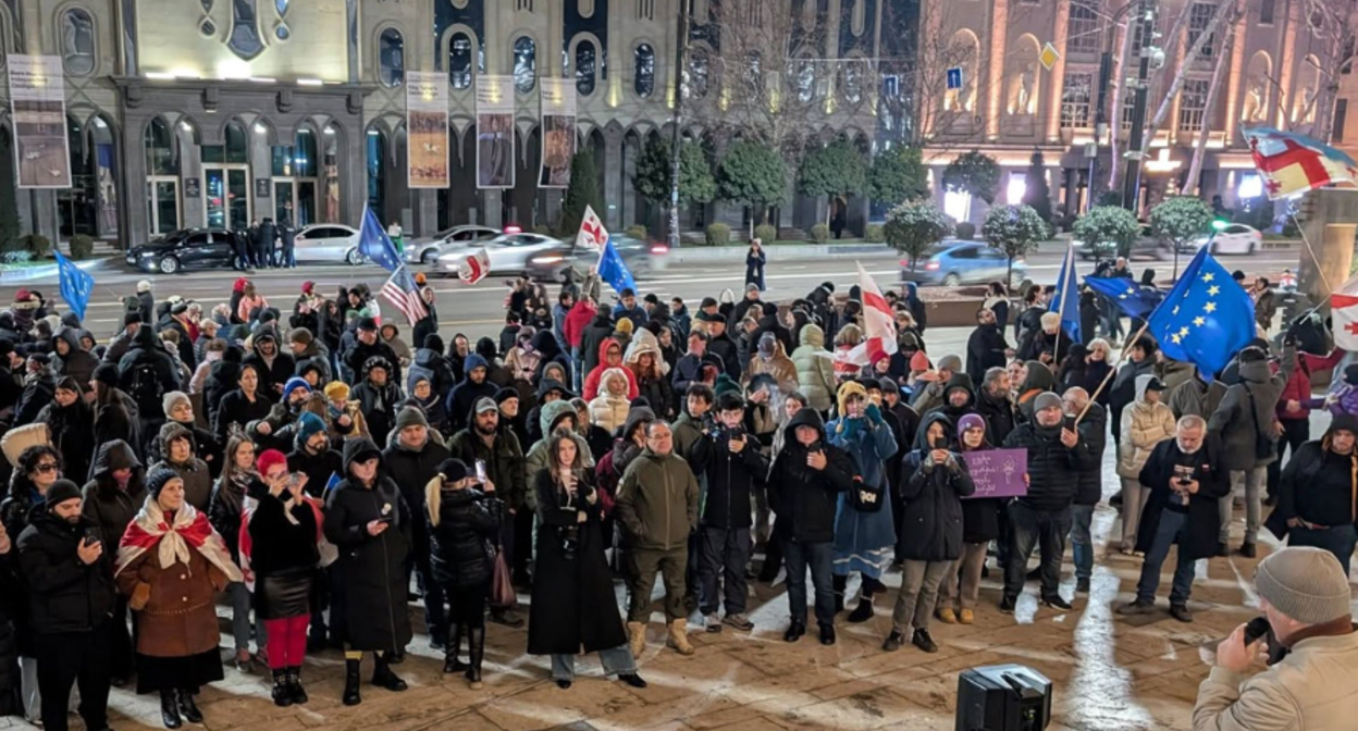 Protesters at the Georgian Parliament. Screenshot of a photo by Mtavari from January 25, 2026.