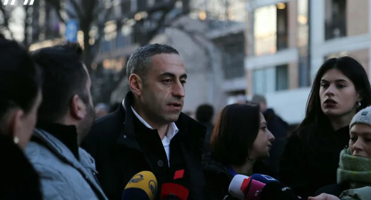 Giorgi Vashadze answers journalists' questions after the sabotage court hearing. Photo: Interpressnews / https://www.interpressnews.ge/ka/article/860311-giorgi-vashazes-30-000-laris-odenobis-girao-sheeparda-da-pasportisa-da-piradobis-mocmobis-chabareba-daevala