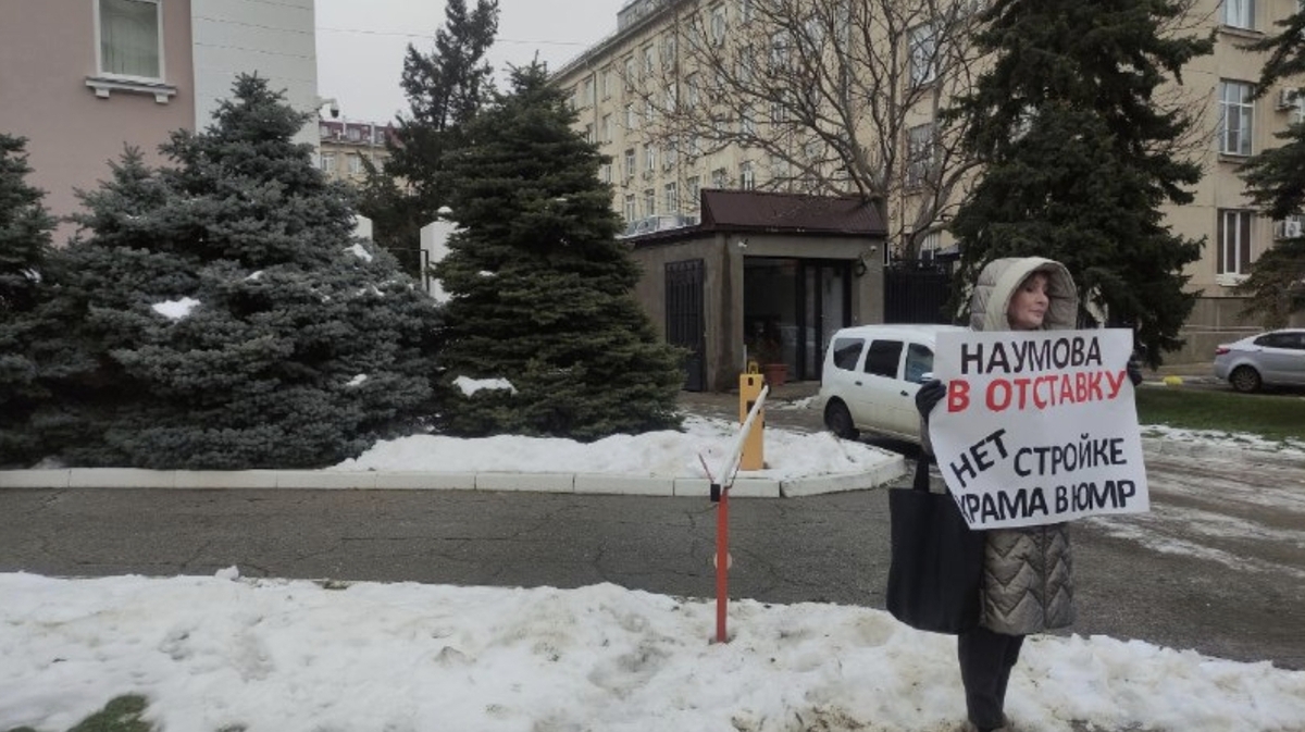 A solo picket calling for the resignation of Yevgeny Naumov. Photo: screenshot of a Krasnodar YMR publication / Telegram