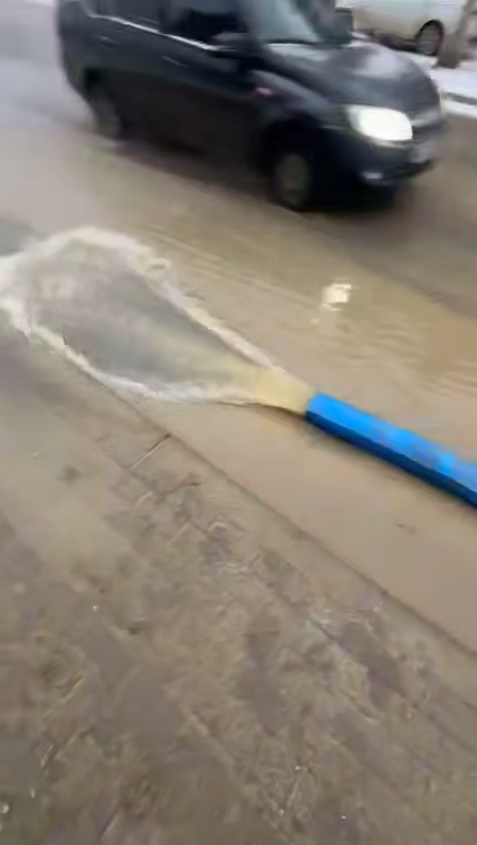 Screenshot of a video about draining water from a pipeline in Makhachkala. Telegram channel ''Chernovik''