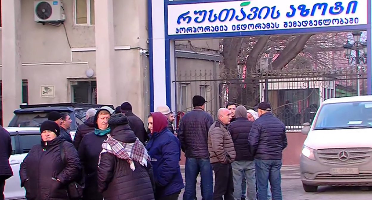 A still of Rustavi Azot employees in Georgia going on strike. January 28, 2026. Photo: TvPirveli / https://tvpirveli.ge/ka/siaxleebi/sazogadoeba/120133-gapitsva-rustavis-azotis-qarkhanashi-tanamshromlebi-khelpasebis-matebas-itk