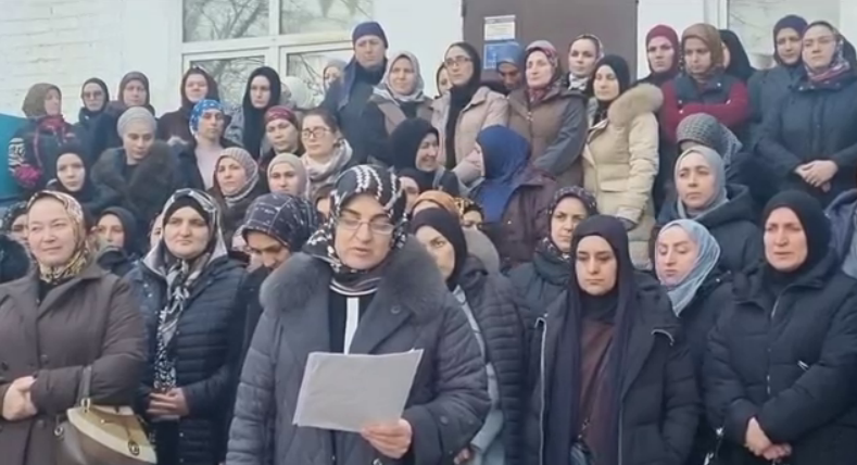 An appeal from parents of high school students. Still from the video "Draft 2.0" from February 1, 2025, https://t.me/chernovik_new/7170.