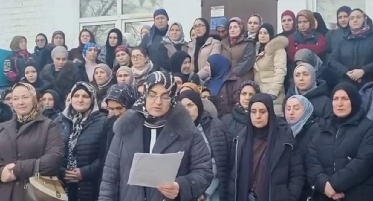 An appeal from parents of high school students. Still from the video "Draft 2.0" from February 1, 2025, https://t.me/chernovik_new/7170.