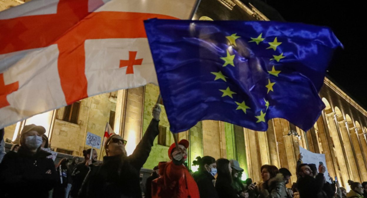 Supporters of Georgia's European integration protested outside the parliament building in Tbilisi for the 434th day in a row. Photo: TV Pirveli/https://tvpirveli.ge/ka/siaxleebi/politika/120643-srul-tsinaagmdegobashi-mova-evrointegratsiastan-briuselis-reaqtsia-grantebis