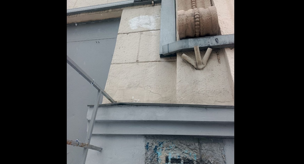 The wall of the house where Anna Politkovskaya lived and was murdered. Photo from the RusNews Telegram channel https://t.me/rusnews/80446
