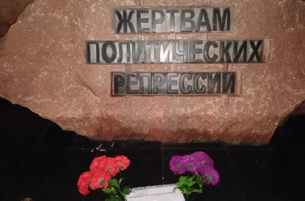 Flowers at the monument. Photo courtesy of Vladimir Telpuk to "Caucasian Knot."