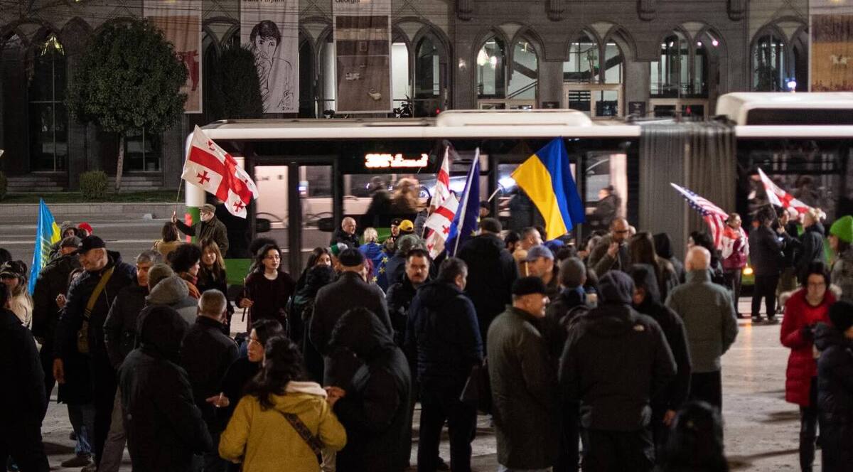 Protesters on Rustaveli Avenue. Photo: Mindia Gabadze / Publika