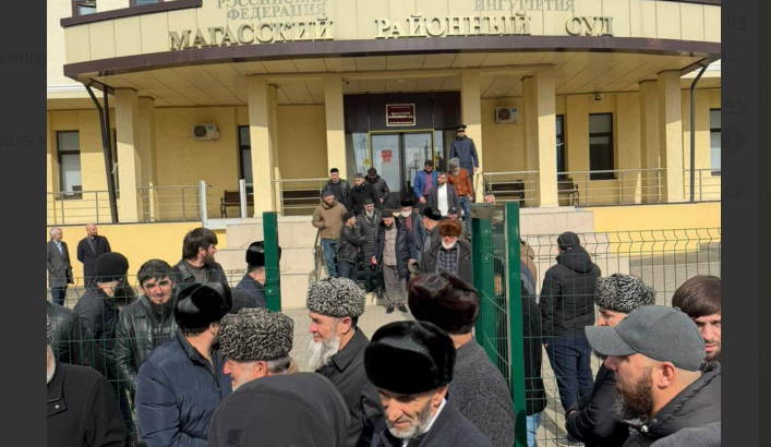 The scene outside the courthouse. Screenshot from a photo by Fortanga from February 18, 2026, https://t.me/fortangaorg/21474?single