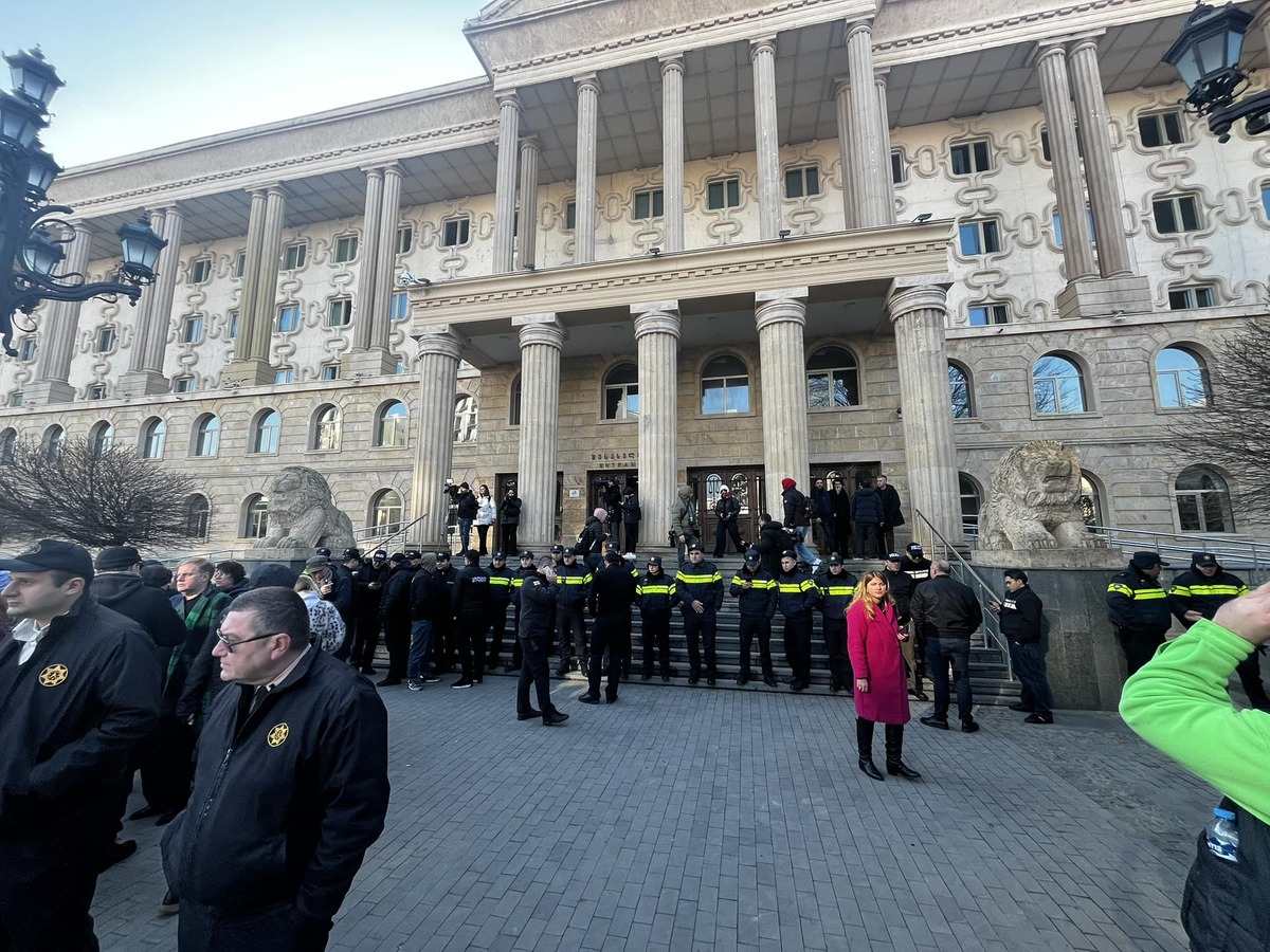 The Tbilisi City Court has ordered journalist Eliso Kiladze to be held in pretrial detention. Photo: NewsGeorgia / https://www.newsgeorgia.ge/sud-arestoval-zhurnalistk-kiladze-i-eshhe-pjat-figurantov-dela-o-moshennicheskih-koll-centrah/