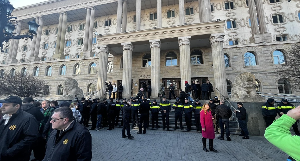 The Tbilisi City Court has ordered journalist Eliso Kiladze to be held in pretrial detention. Photo: NewsGeorgia / https://www.newsgeorgia.ge/sud-arestoval-zhurnalistk-kiladze-i-eshhe-pjat-figurantov-dela-o-moshennicheskih-koll-centrah/