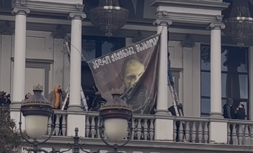 A banner with a portrait of Andro Chichinadze is being removed from the facade of the New Theater. Photo: JAMnews https://t.me/jamnewsru/27844