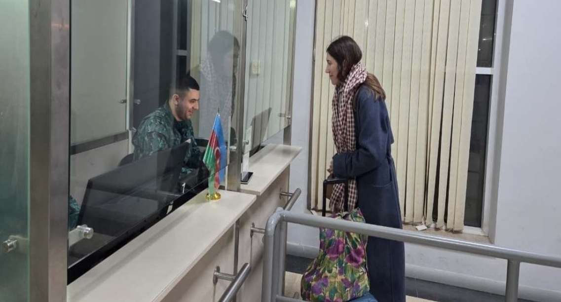 A woman at the border crossing from Iran to Azerbaijan. Photo: APA https://ru.apa.az/vneshnyaya-politika/iz-irana-cerez-azerbaidzanskuyu-granicu-do-six-por-evakuirovany-1873-cheloveka-obnovleno-1-639771