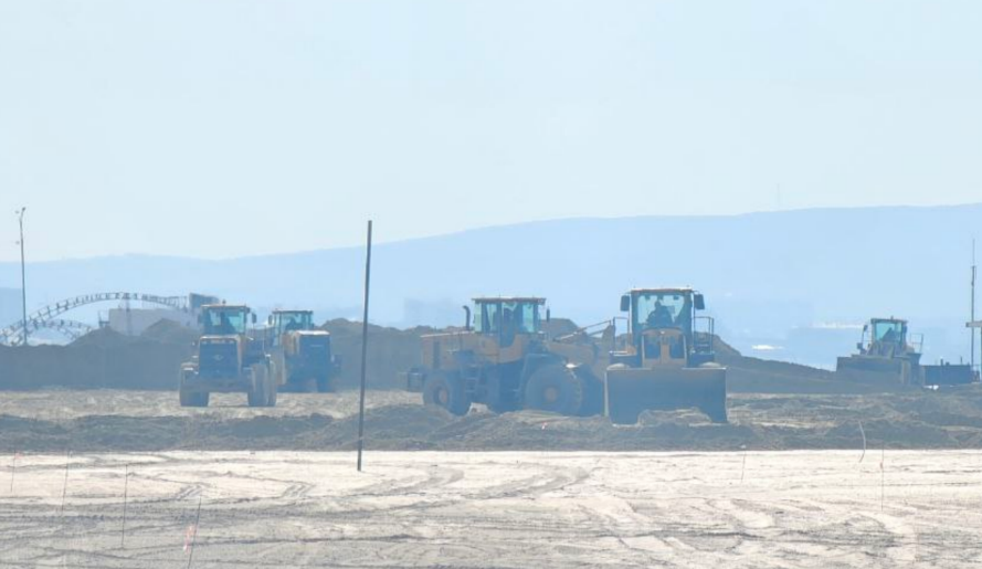 Beach work. Screenshot of a photo by Yuri Ozarovsky from March 8, 2026, https://t.me/MoreOz/118365?single.