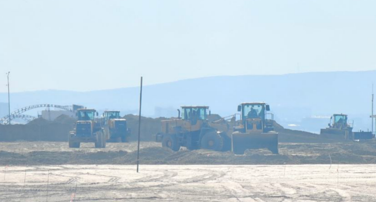 Beach work. Screenshot of a photo by Yuri Ozarovsky from March 8, 2026, https://t.me/MoreOz/118365?single.