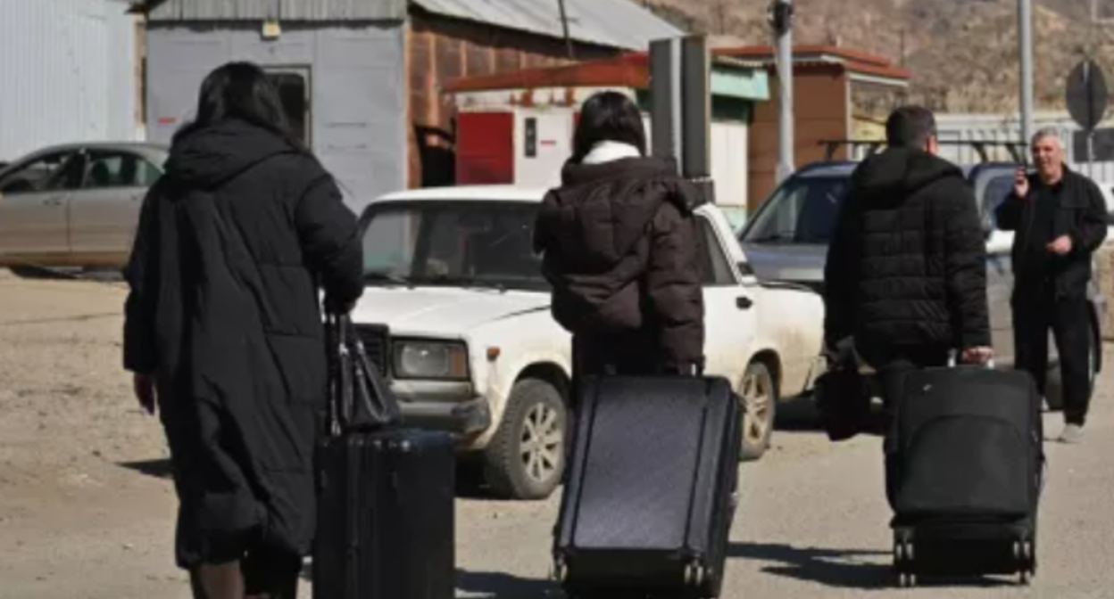 Border crossing. Photo screenshot: https://caliber.az/post/grazhdane-46-gosudarstv-evakuirovany-iz-irana-cherez-armeniyu