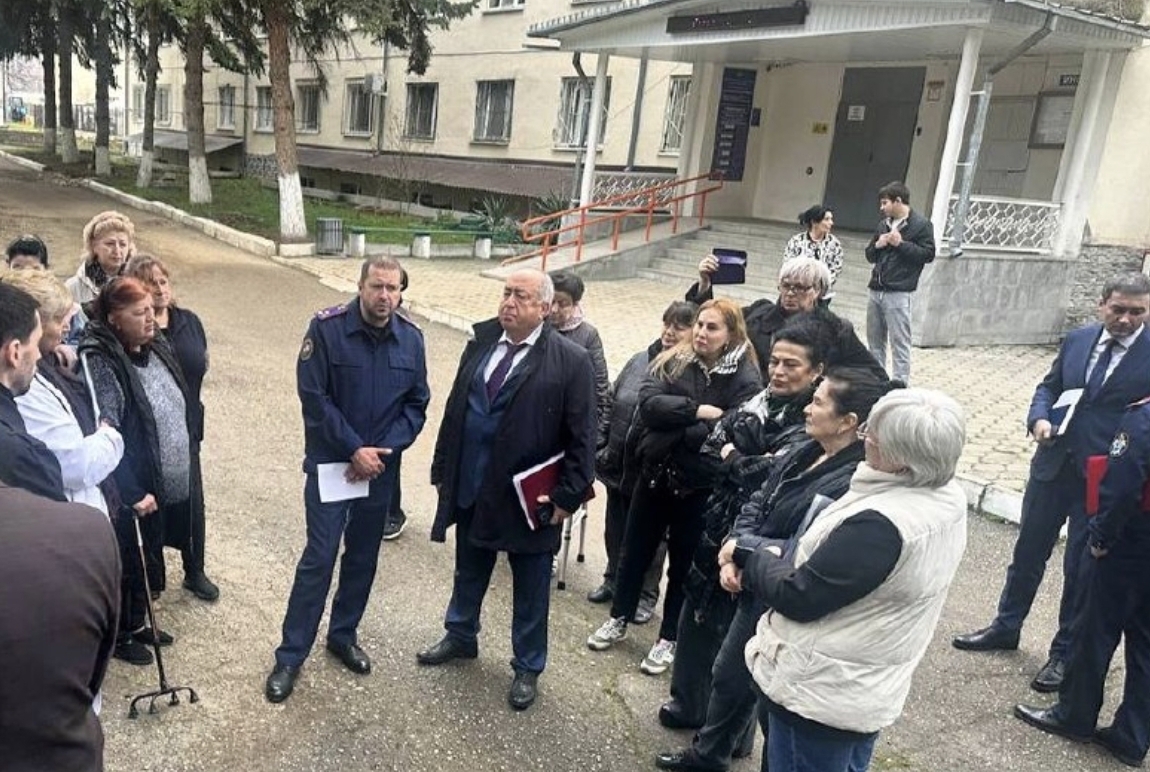 Andrei Fishman meets with dormitory residents in Nalchik. Photo: Investigative Committee of Kabardino-Balkaria / Telegram Andrei Fishman meets with dormitory residents in Nalchik. Photo: Investigative Committee of Kabardino-Balkaria / Telegram