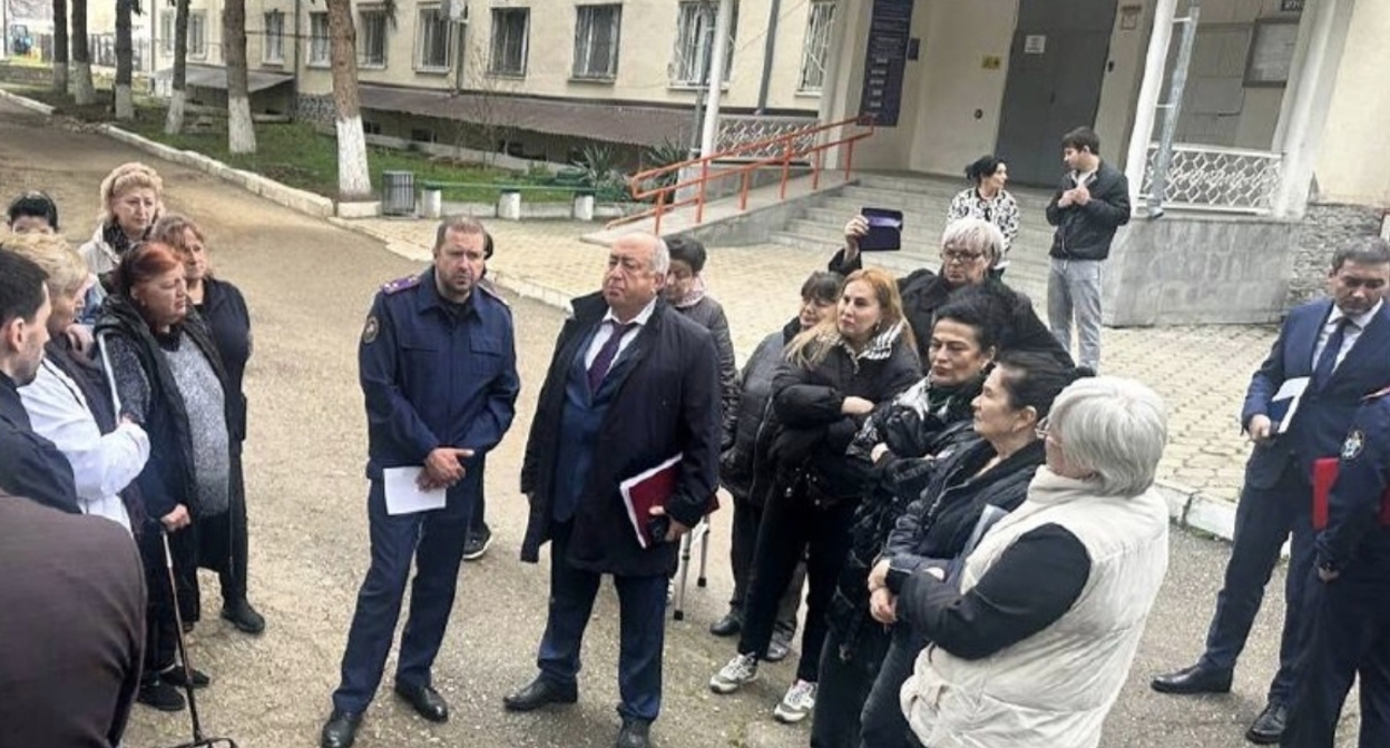 Andrei Fishman meets with dormitory residents in Nalchik. Photo: Investigative Committee of Kabardino-Balkaria / Telegram