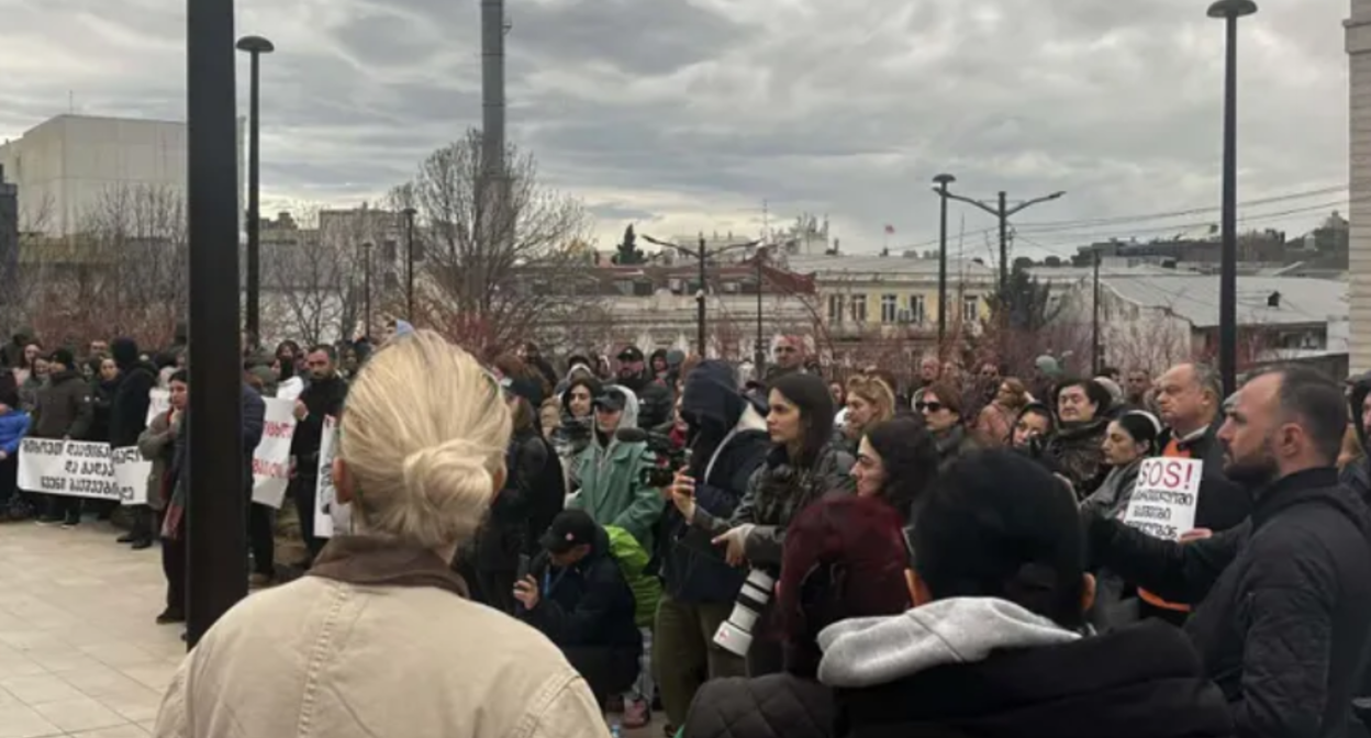 Protesters in Tbilisi. Screenshot from Interpressnews, March 28, 2026, https://www.interpressnews.ge/ka/article/865742-mtavrobis-administraciastan-diushenit-daavadebuli-bavshvebis-mxardamcheri-akcia-gaimarta