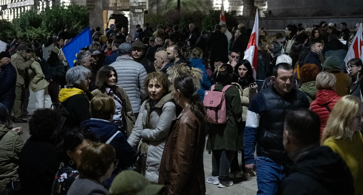 Supporters of Georgia's European integration protested outside the parliament building on Rustaveli Avenue for the 490th day in a row. Photo: Netgazeti / Facebook