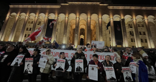 Relatives of political prisoners. Screenshot of photo by Pirveli from 04.04.26, https://tvpirveli.ge/ka/siaxleebi/sazogadoeba/124881-rejimi-unda-tsavides-dedaqalaqshi-traditsiuli-shabatis-marshi-mimdinareobs Relatives of political prisoners. Screenshot of photo by Pirveli from 04.04.26, https://tvpirveli.ge/ka/siaxleebi/sazogadoeba/124881-rejimi-unda-tsavides-dedaqalaqshi-traditsiuli-shabatis-marshi-mimdinareobs