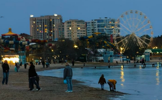 Central beach in Anapa. Screenshot from the "Makovozovy" Telegram channel, April 2, 2026, https://t.me/makovozovy/57057 Central beach in Anapa. Screenshot from the "Makovozovy" Telegram channel, April 2, 2026, https://t.me/makovozovy/57057