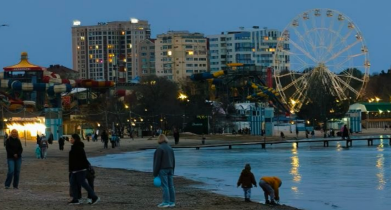 Central beach in Anapa. Screenshot from the "Makovozovy" Telegram channel, April 2, 2026, https://t.me/makovozovy/57057