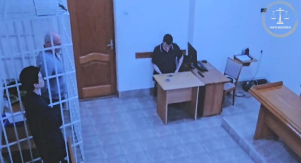 Evgeny Gorobets (left, in cage). Still from a video from the Kuban courts press service https://t.me/opskuban/1522