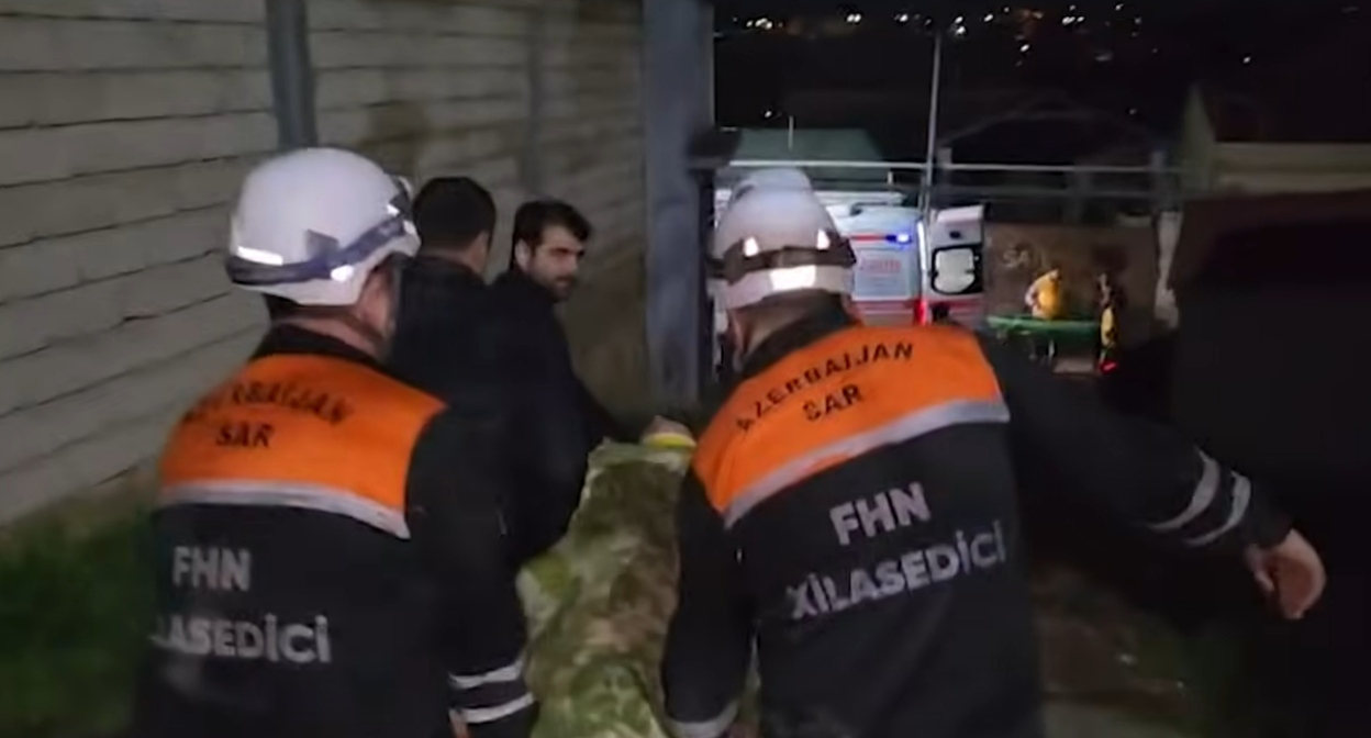 Emergency Ministry employees carry a victim to an ambulance. Baku, April 7, 2026. Still from a video by the Azerbaijani Ministry of Emergency Situations: https://fhn.gov.az/az/melumatlar/fhn-metbuat-xidmetinin-melumati-video-58db64ad