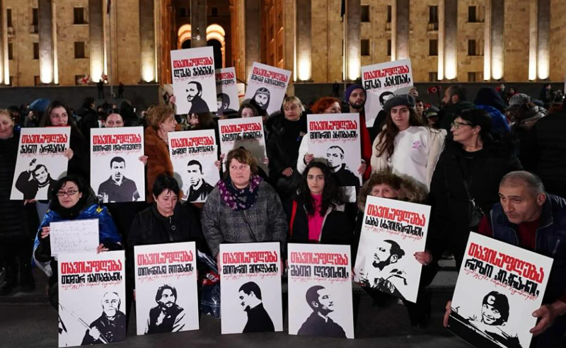 Family members of prisoners of conscience in Tbilisi on the 497th day of uninterrupted protests. Photo: TV Pirveli / https://tvpirveli.ge/ka/siaxleebi/politika/125163-meore-tseli-9-aprilis-memorialtan-sindisis-patimrebis-mshoblebi-dgesats-rustavelze