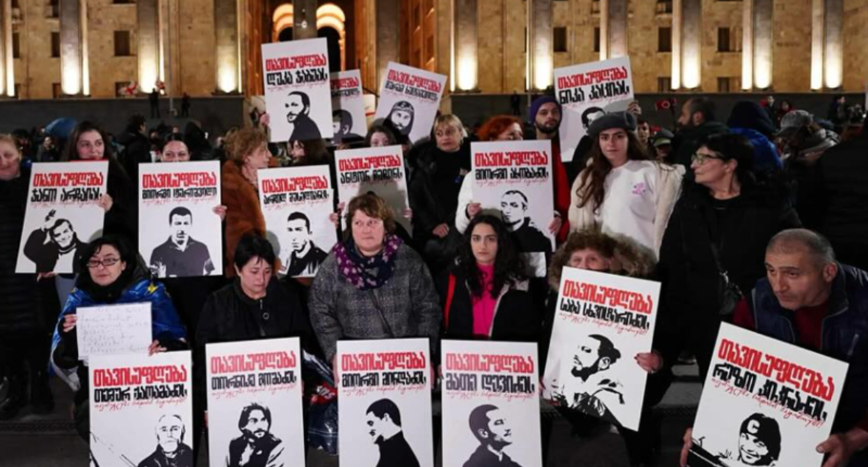 Family members of prisoners of conscience in Tbilisi on the 497th day of uninterrupted protests. Photo: TV Pirveli / https://tvpirveli.ge/ka/siaxleebi/politika/125163-meore-tseli-9-aprilis-memorialtan-sindisis-patimrebis-mshoblebi-dgesats-rustavelze