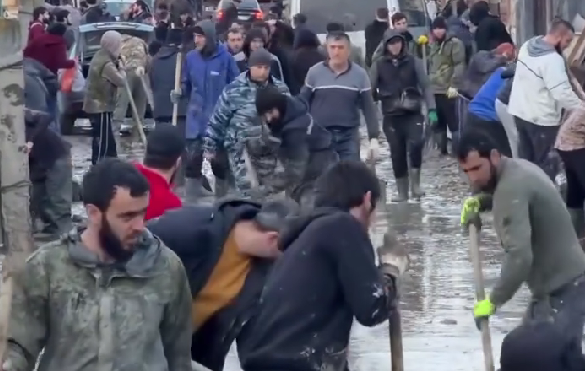 Volunteers in Mamedkale. Top frame from the Dagizvestiya video: https://www.instagram.com/p/DWzlRcPjFK4/ (Meta, the company that owns the social network, is banned in Russia).
