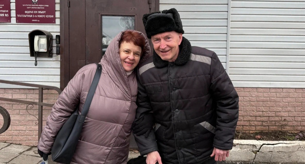 Valery Rogozin with his wife after his release from prison. April 2026. Photo from a website covering the persecution of Jehovah's Witnesses in Russia (396 Russian Jehovah's Witness organizations have been designated as extremist, and their activities in Russia are banned by court order).