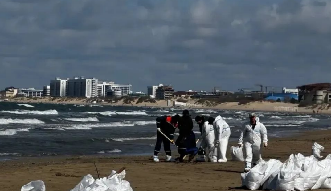 Cleanup in Anapa. Screenshot from the Krasnodar Krai Emergency Response Center, April 15, 2026, https://t.me/opershtab23/15696.