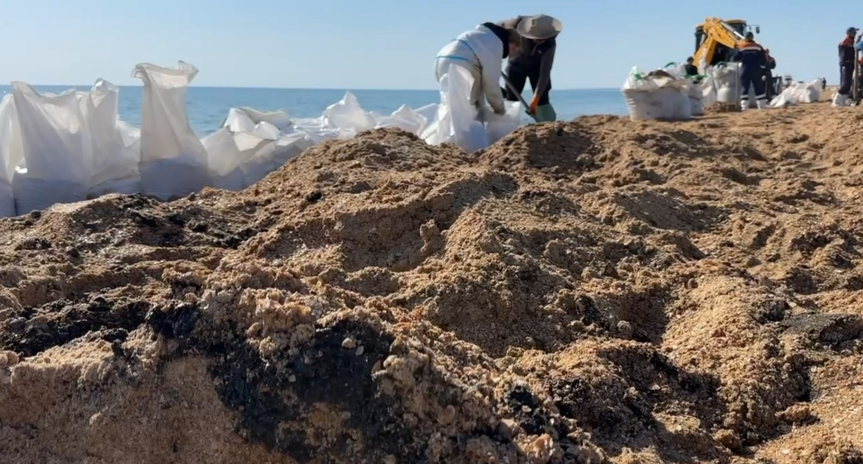Cleaning up fuel oil on the Vityazevskaya Spit. A still from the "SSL Volunteers" Telegram channel: https://t.me/setisitolopata/2849