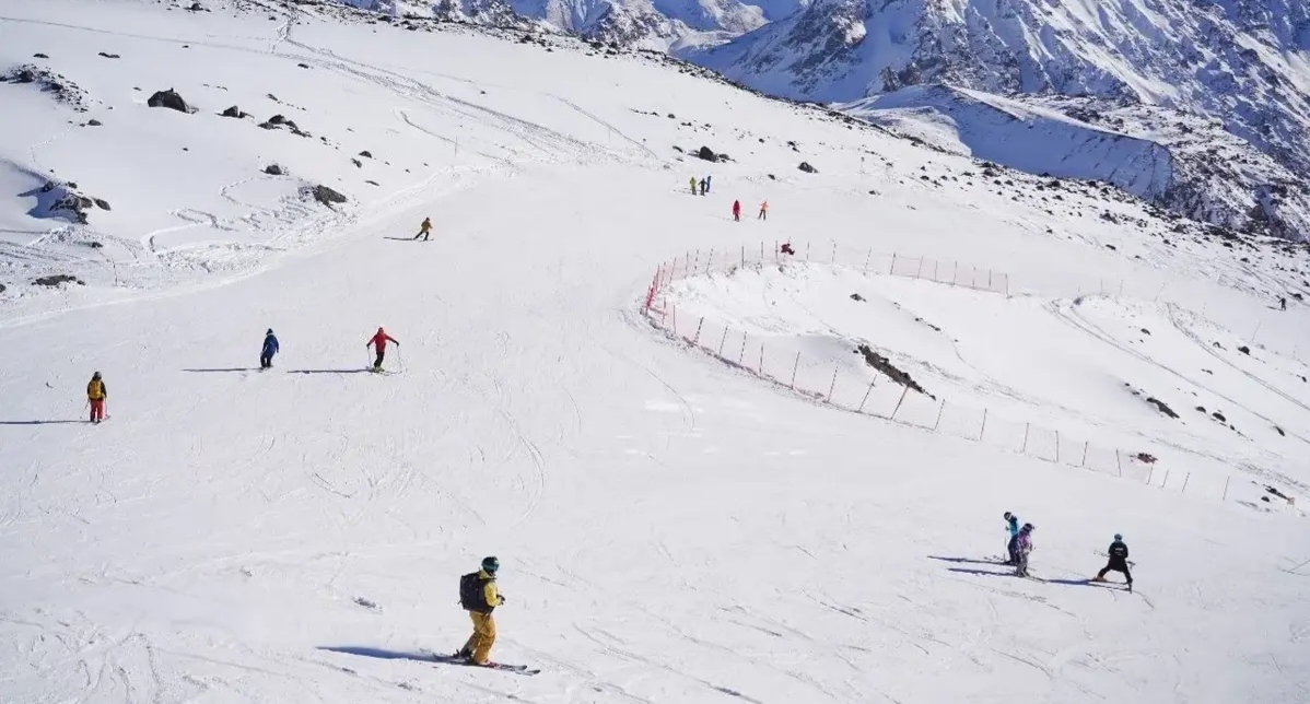 Skiers at the Elbrus resort. Photo: resort press service https://resort-elbrus.ru/
