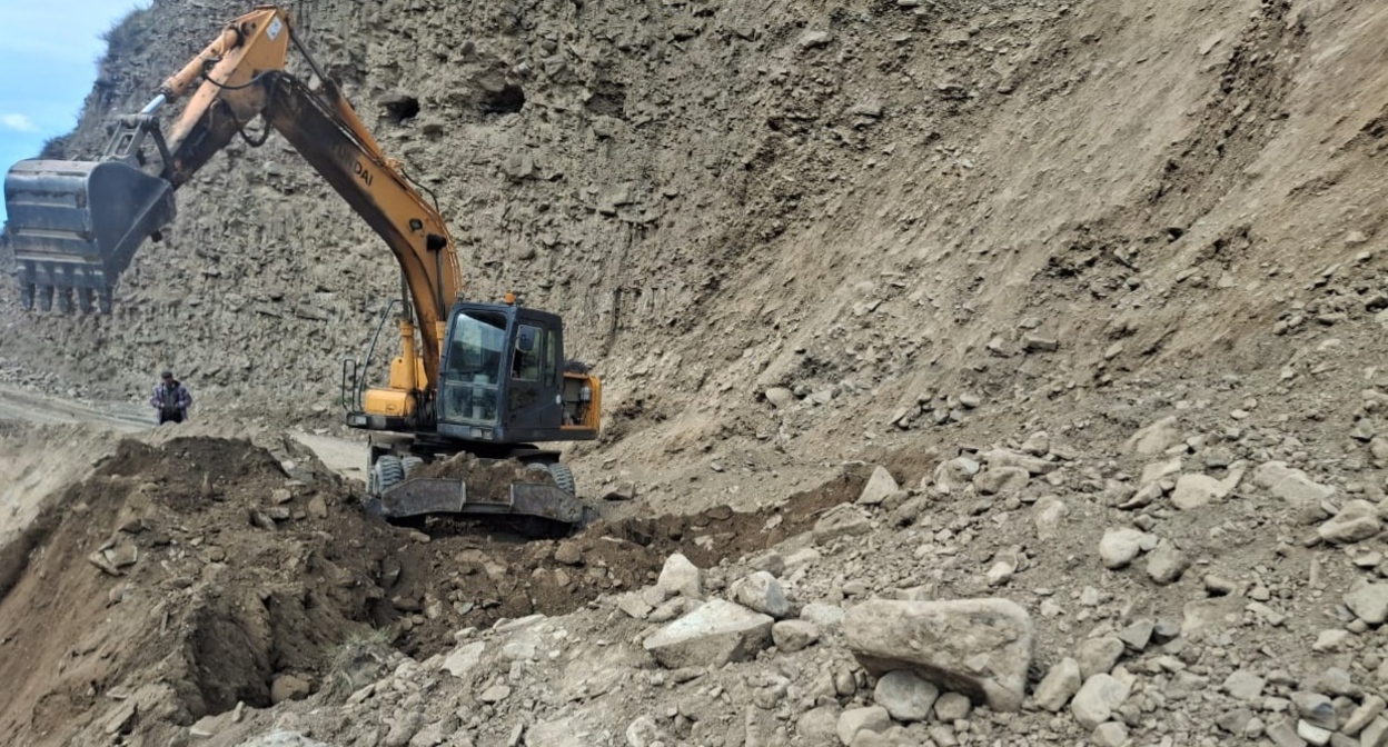 An excavator on a mountain road in Dagestan. Photo: Dagestanavtodor https://dagavtodor.ru/news/889