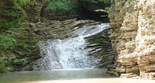 One of the waterfalls on the Rufabgo Stream. Photo: Denis Chesnokov https://commons.wikimedia.org/w/index.php?curid=26528471